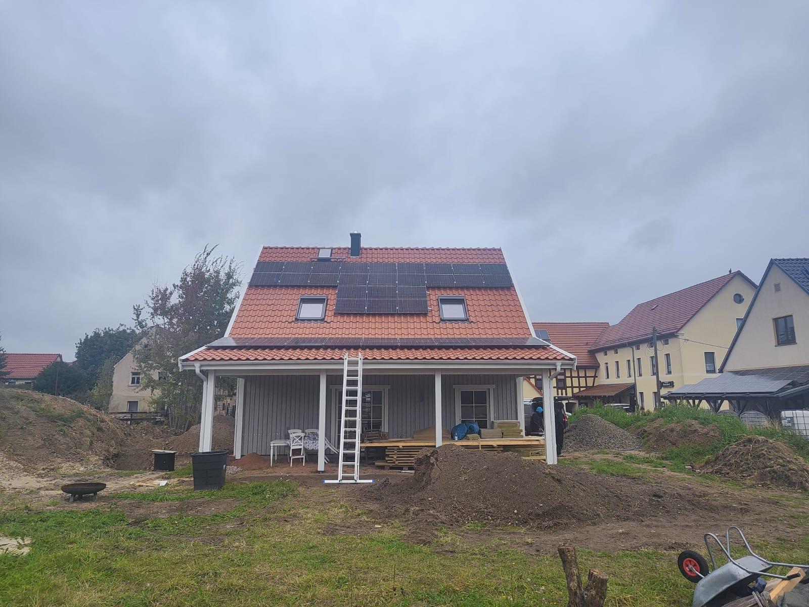 Photovoltaik Anlage auf Hausdach bei Renovierung in Magdeburg