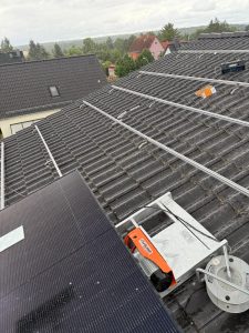 Nahaufnahme einer Photovoltaikanlage auf einem Ziegeldach