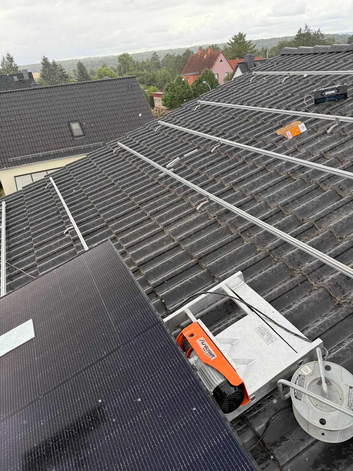 Nahaufnahme einer Photovoltaikanlage auf einem Ziegeldach